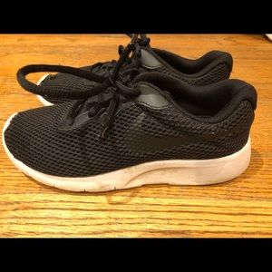 Nike sz 4 youth black & white running sneaker shoe